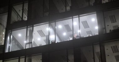 Otomatik Işıklandırma Kontrol Sistemleri: Bazı binalar günün saatine, trafiğine veya diğer faktörlere göre açılıp kapanan otomatik aydınlatma kontrol sistemleri olabilir. CZ, Prag, Evropska, 5.1.24