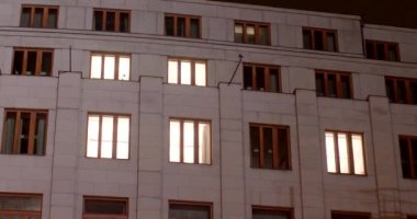 Gece vakti, diğer şirketlerle daha az rekabet veya dikkat dağıtıcı bir eksiklik yaratarak, işçilere görevlerde daha üretken olma olanağı sağlayabilir..