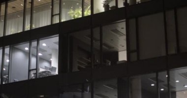 Kriz durumları acil kriz durumu, kaza, öngörülemeyen sorun veya doğal afet gibi acil durumlar, çalışanlar durumu idare etmek veya yardım sağlamak için ofiste kalabilirler.