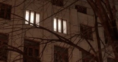 Geceleri, bir ofis binasının pencereleri ağaçların arasından aydınlatılıyor, bu potansiyel bir suç faaliyeti veya haneye tecavüz göstergesi olabilir. Yapabileceğin bazı olası şeyler var.