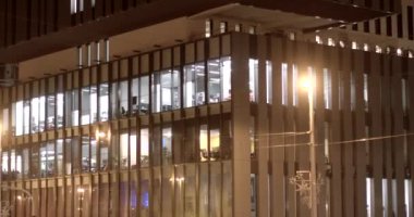 Suç faaliyeti şüphesi varsa, bunu derhal polise ya da diğer kolluk kuvvetlerine bildirmek önemlidir. Muhtemel suçları kontrol etmek ve önlemek için devriyeler gönderebilirler..