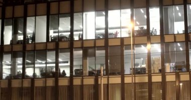 Binada acil durum ya da alarm durumunda çalışanların ya da ziyaretçilerin güvenli bir şekilde tahliye edilmesini sağlamak için ışıklandırma açılabilir.