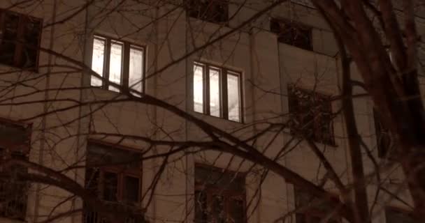 Natten Tänds Fönstren Kontorsbyggnad Genom Träden Detta Kan Vara Potentiell — Stockvideo