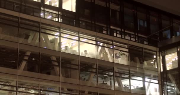 Bazı Pencerelerdeki Güvenlik Bakım Işıkları Geceleri Binanın Izlenmesi Bakımı Ile — Stok video