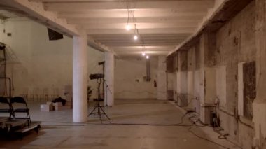 Bazı durumlarda, modern tiyatrolar tasarladıkları minimalist endüstriyel görüntüyü korumayı seçerler. Tamamlanmamış duvarlar genel estetik konsept tiyatroyla uyumlu olabilir. CZ Prag Motol 1.2.24