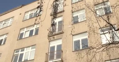 Daha fazla pencere doğal ışığın içine nüfuz ederek bina içinde rahat koşullar yaratıyor, yapay ışıklandırma ihtiyacını azaltarak enerji maliyetlerini düşürüyor. CZ Prag Motol 20.12.23