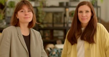 Başarılı Etkinlik veya Açılış kuruluşu yeni açıldı veya başarılı bir etkinlik gerçekleştirildi, yöneticiler çok sayıda ziyaretçi ve olumlu geri bildirim görmekten memnun olabilirler.