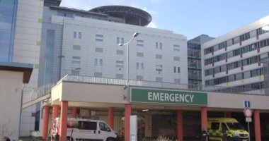 Hastaların tıbbi bakıma ihtiyacı var. Park yerini aramak için çok zaman harcamadan hastaneye gidebilmeleri çok önemli. Giriş ambülans girişi CZ, Prag, Motol, 20.12.23
