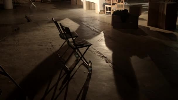 Τοποθέτηση Δύο Καρέκλες Σκούρο Φως Μπορεί Εξυπηρετήσει Μεταφορά Συγκεκριμένη Ιδέα — Αρχείο Βίντεο