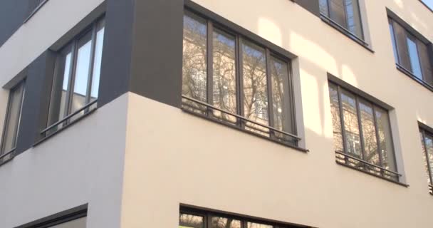 Kontrast Akcenty Ciemne Okna Tworzą Kontrastowy Budynek Podkreślający Niektóre Elementy — Wideo stockowe