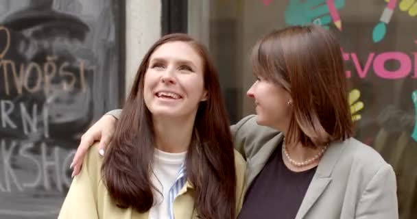 Neşe Buluşması Birbirlerini Uzun Zamandır Görmemişlerse Tanışma Sevinci Kahkahalarla Gülücüklerle — Stok video