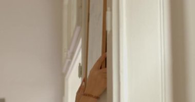 Atmosfer boyası yapmak atmosfer ruh hali odası yaratmaya yardımcı olabilir. Örneğin peyzaj, dinginlik hissi yaratıyor olabilir. Parlak renklerle resim, enerji canlılığı katıyor olabilir..