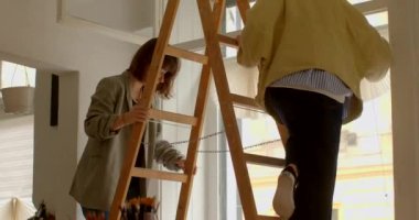 Onarımlar veya bakım işleri onarım odası, değişen ampul, duvar boyama veya elektrik işleri yapmak için merdiven üzerine tırmanabilir.