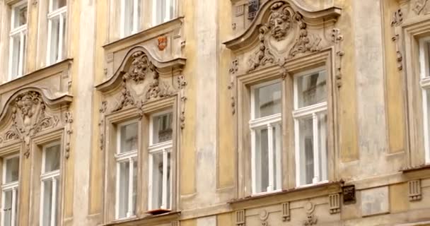 布拉格欧洲历史建筑的窗户挡住了热气和噪音 永恒的美 创造迷人的氛围 旧墙破烂不堪 — 图库视频影像