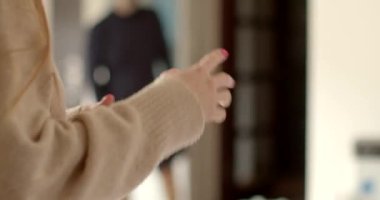 Duyguları kontrol etmek, elleri kavuşturmak, duyguları kontrol etmek ve jestlerle dışavurumlarını engellemek. Sakin ol. Duygusal bir konuşmada sakinliğini korumak için bir jest..