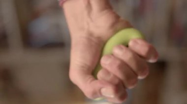 Kan dolaşımı düzeldi. Genişleticinin düzenli olarak sıkılması ellerde kan dolaşımının artmasına yardımcı olur, ki bu da dolaşım problemi olan insanlar için faydalıdır. Yeşil lastik halka - el dayanıklılığı.