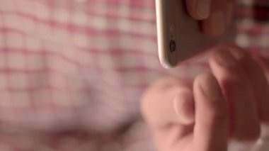 Elle eğitim ve kişisel gelişim alanlarında telefon elektronik kitaplar okumak ve okuma uygulamaları kullanmak. Eğitim kurslarına çevrimiçi kurslara ve eğitim platformlarına erişim.