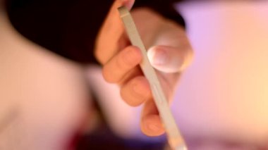 Uygulamalar ve Özellikler Değerlendirmeleri ve Gösterileri çeşitli aksesuar uygulamalarının özelliklerini ve işlevselliklerini derinlemesine inceleyin. Bir el yakın plan telefon kullanır..