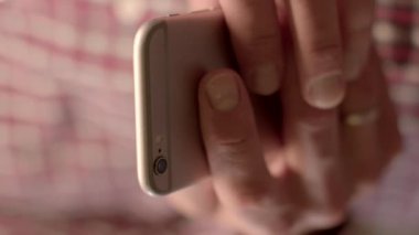 Seyrüsefer ve toplu taşıma. Otobüs tren saatleri hakkında bilgi edinmek, bilet satın almak. Park yeri bul. Uygulamaları kullan. Park yeri bul. Yakın plan akıllı telefon parmakları.
