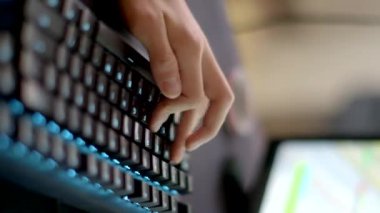 Oyun hızının optimize edilmesi Hızlı Erişim oyun envanter fonksiyonlarını kontrol eder Çoklu Karakterler strateji oyunlarını kontrol eder klavye etkin bir şekilde birden fazla karakteri kontrol eder taktik eylemler gerçekleştirir