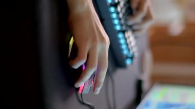 Video oyununda bir kahramanı kontrol etmek. Ek modüller ve aksesuarlar kullanımının esnekliği ve adapte edilebilirliği ek anahtarlar.