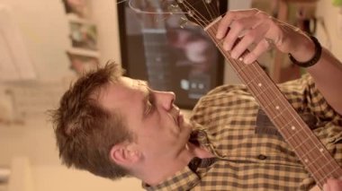 Kişisel iletişim kendini ifade etme deneyimleri paylaşma müzikal yolculuk paylaşma, düşünceler müzik yoluyla deneyimleme. Müzikal performansla ruh halini aktarmak. Gitar hocası.
