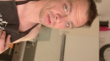 Önlüklü bir adam kameraya konuşuyor. Yemek pişirme videoları yemek tarifi gösterimi izleyicilerle çeşitli yemekler pişirme. Pişirme İpuçları: Yemek pişirmek için yararlı ipuçları ve numaralar sağlama.