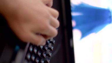 Sayısız Keys klavyesi çok sayıda anahtar sunarak, farklı komut ve eylemlere bireysel anahtarlar atayarak doğruluk hızı komut çalıştırımının geliştirilmesini sağlar. Parmaklar kontrol düğmelerine basar.