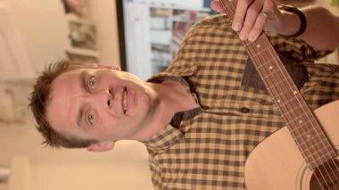 Etkileşimli dinleyiciler talepleri yanıtlıyor, müzik tabanlı öneriler yazarak en sevdikleri şarkıları çalıyorlar. Elinde gitar tutan bir el var, yetenek yayıyor.