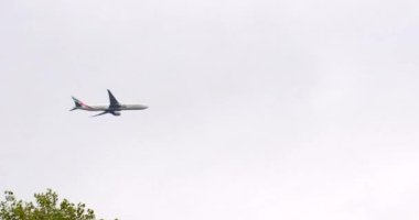 Ulaşım uçağı uzun bir mesafe boyunca yolcuları taşıyarak havada uçar. Türbin motorları havadaki gemiyi hızlandırıyor. Aerodinamik, CZ, sunucu dışı, Sportovni, 15.5.24.