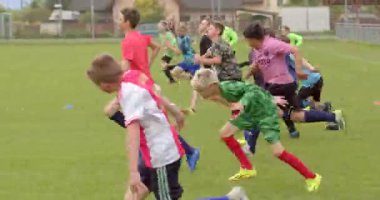 Top ayakla takım çalışması geliştirme becerileri etkileşim kurma, önemli oyun geliştirme arkadaşlıkları iletişim becerilerini geliştirme, ikisi de sözsüz. CZ, sunucu, Sportovni, 15.5.24.