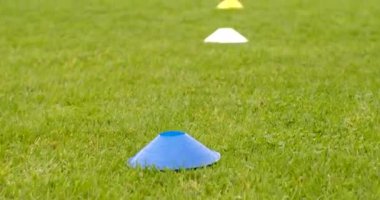 Eğitim alanını belirlemek, sınırları belirlemek, alanı farklı egzersizler için bölgelere ayırmak. Futbol sahasının çimlerinde çipler. Sallanan emisyon topu.