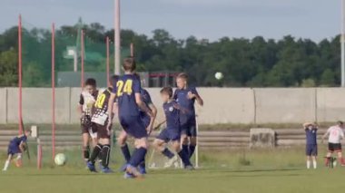 Oyun Alanı Geçitlerini genişletmek oyun alanını genişletir ve en zorlayıcı rakiplerin hareket etmesini ve pozisyon değiştirmesini sağlar. Oyun zamanı: Gençler top için savaşıyor. CZ, Sunucu 1. 6. 24