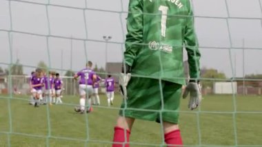 Atış talimi yapan forvetler, ısınma turu sırasında şutların isabet hassasiyetini ve gücünü artırmayı amaçlayan düzenli antrenman sırasında gol attılar. Topu yakalıyor. CZ, Sunucu 29.5.24