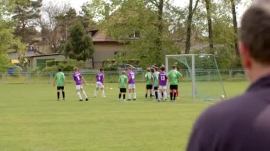 Performans Değerlendirme Koçları oyun görevlerini tamamlamada takım becerilerini değerlendirmek için oyunu gözlemler. Takımın maçını izliyor. CZ, Sunucu 15.6.24