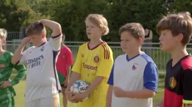 Takım gençleri başlamayı bekliyor. Maç koçu takımın son veda sözlerini toplamadan önce maç hazırlanıyor. Duyguları dengelemek için iç deneyimler. CZ, Sunucu 15.6.24