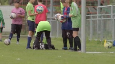 Eğitim verimliliğinin çeşitli toplara sahip olması egzersizlerin daha verimli ve dinamik olmasına yardımcı olur. Çocuklar top sahası alır. CZ, Sunucu 29.5.24