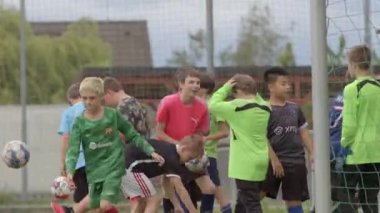 Bireysel antrenman topları her oyuncuya ayrı ayrı çalışma fırsatı verir. Oyuncular topları kullanmaya başlar. CZ, Sunucu 29.5.24