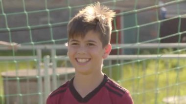 Motivasyon ve ilham kaynağı motivasyon oyuncusunun kendisi, hedefleri ve hayalleri hatırlatmanın yanı sıra diğer genç sporculara ilham veriyor. Bir kalecinin portresi. CZ, Sunucu 15.6.24