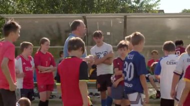 Antrenman veya maç sırasında oyuncular arasındaki anlaşmazlıkları çözen koç, sorunları çözmek ve takımdaki uyumu sağlamak için takımı topluyor. CZ, Sunucu 15.6.24