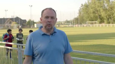 Koç, oyundaki oyunculara özel talimatlar sunar. Taktik uygulamasını geliştirmek için taktik geliştirme tekniği, formasyon ipuçlarını içerir. Rakip CZ ile daha iyi etkileşim kurma tekniği, sunucu olmayan 15.6.24