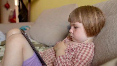 Rahatlama: Akıllı telefonlar meditasyon için, sesli kitap veya podcast dinlemek için kullanılır, ki bu rahatlamak veya gevşemek için bir yol olabilir. Kız bilgiyi kabul ediyor..