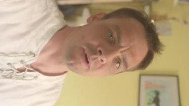 Kişisel Günlük: Video dijital günlük, bir adam hayatını, gelişimini, değişikliklerini ve gelecekteki anıları veya yansımaları için önemli olayları belgeliyor.