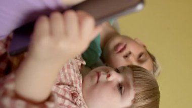 Yaratıcılık: Tabletler çocukların kendilerini yaratıcı bir şekilde ifade etmelerini sağlayan çizim araçları, müzik uygulamaları ve video oluşturma programları sağlar. Abi ve abla, ekrana bakın..