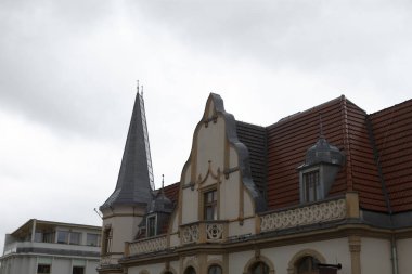 Çok yüksek bir kuleye sahip büyük ve etkileyici bir bina. Tepesinde belirgin bir şekilde duruyor. Gökyüzünde duruyor.