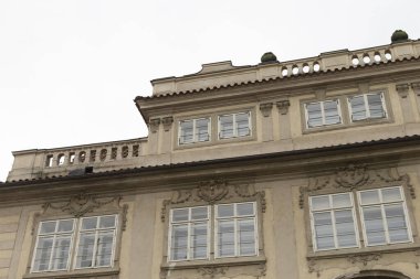 Tepesinde manzaralı manzaralar ve mimari cazibeler sunan bir balkon barındıran büyük ve etkileyici bir bina.