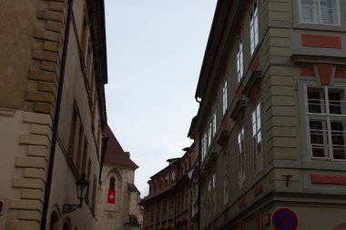 Binanın yan tarafında park yasağı işareti açıkça görülebiliyor. Bu da bu bölgede park etmenin yasak olduğunu gösteriyor.