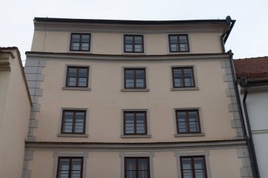 Ön cephesinde sayısız pencere bulunan çok büyük bir yapı, onu dışarıdan parlak ve ferah gösteriyor.