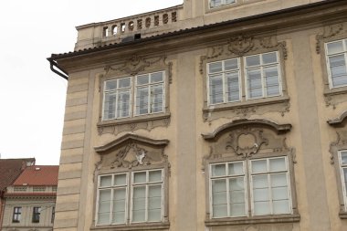 Büyük ve etkileyici bir bina. Belirgin bir balkon ve bolca pencere var. İçeriye bolca ışık giriyor.