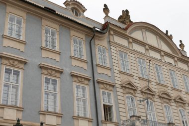 Çok büyük bir bina, önemli sayıda penceresi ve yapısının üst kısmını süsleyen dekoratif heykelleri var.